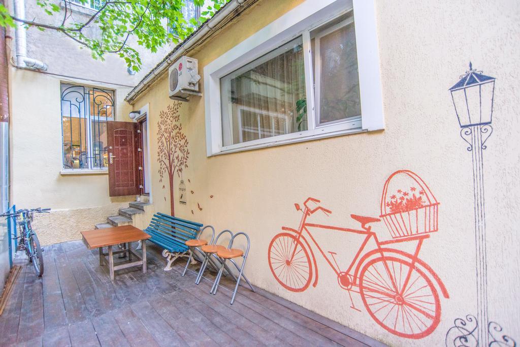 Hostel Berloga Odessa Buitenkant foto