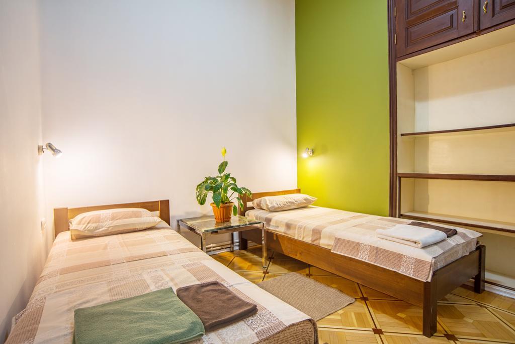 Hostel Berloga Odessa Buitenkant foto
