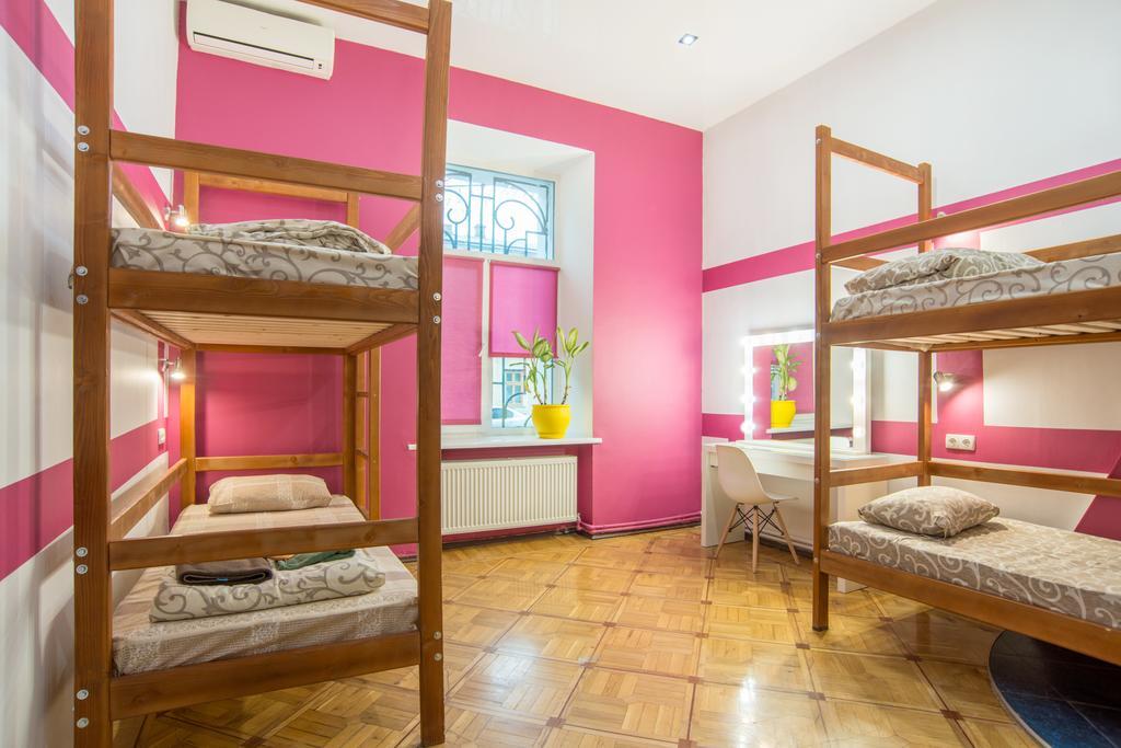 Hostel Berloga Odessa Buitenkant foto