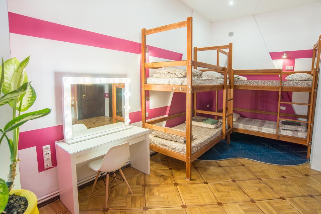 Hostel Berloga Odessa Buitenkant foto
